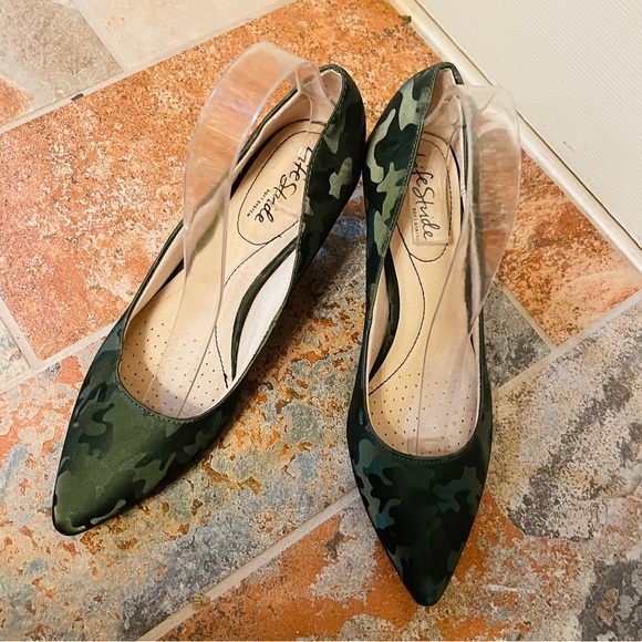 đź‘ NWOB! Fabulously Frisky LifeStride Green Silk Camo Design, Pointed Toe Pumps! - Picture 13 of 16